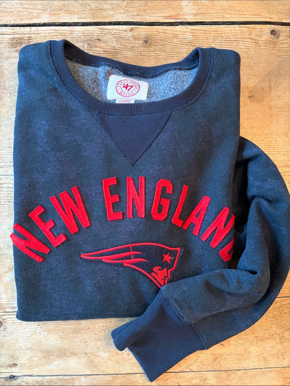47 Brand Men’s Navy Crewneck Sweatshirt with Red New England Patriots  Appliqué
